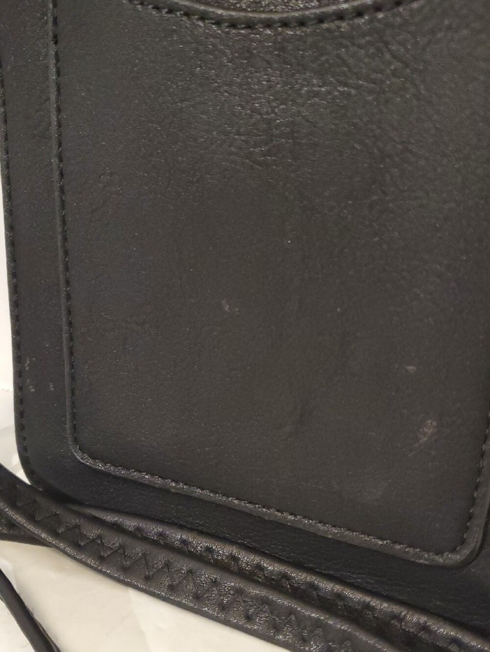 🔥Black Crossbody Phone Bag with Gold Hardware - Picture 3 of 4